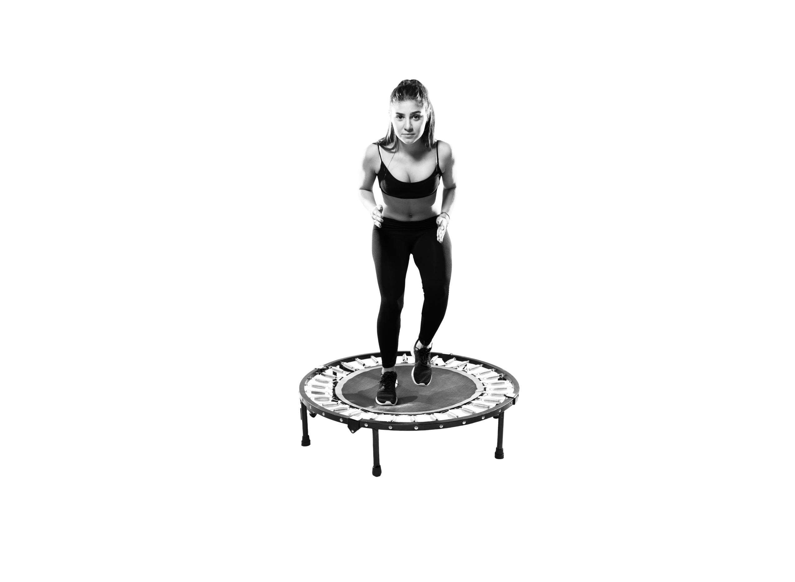 Mujer saltando en un mini-trampolín durante una clase de alta energía de Jumping G.A.C. en Duplex Andorra, con el logotipo visible en su camiseta.