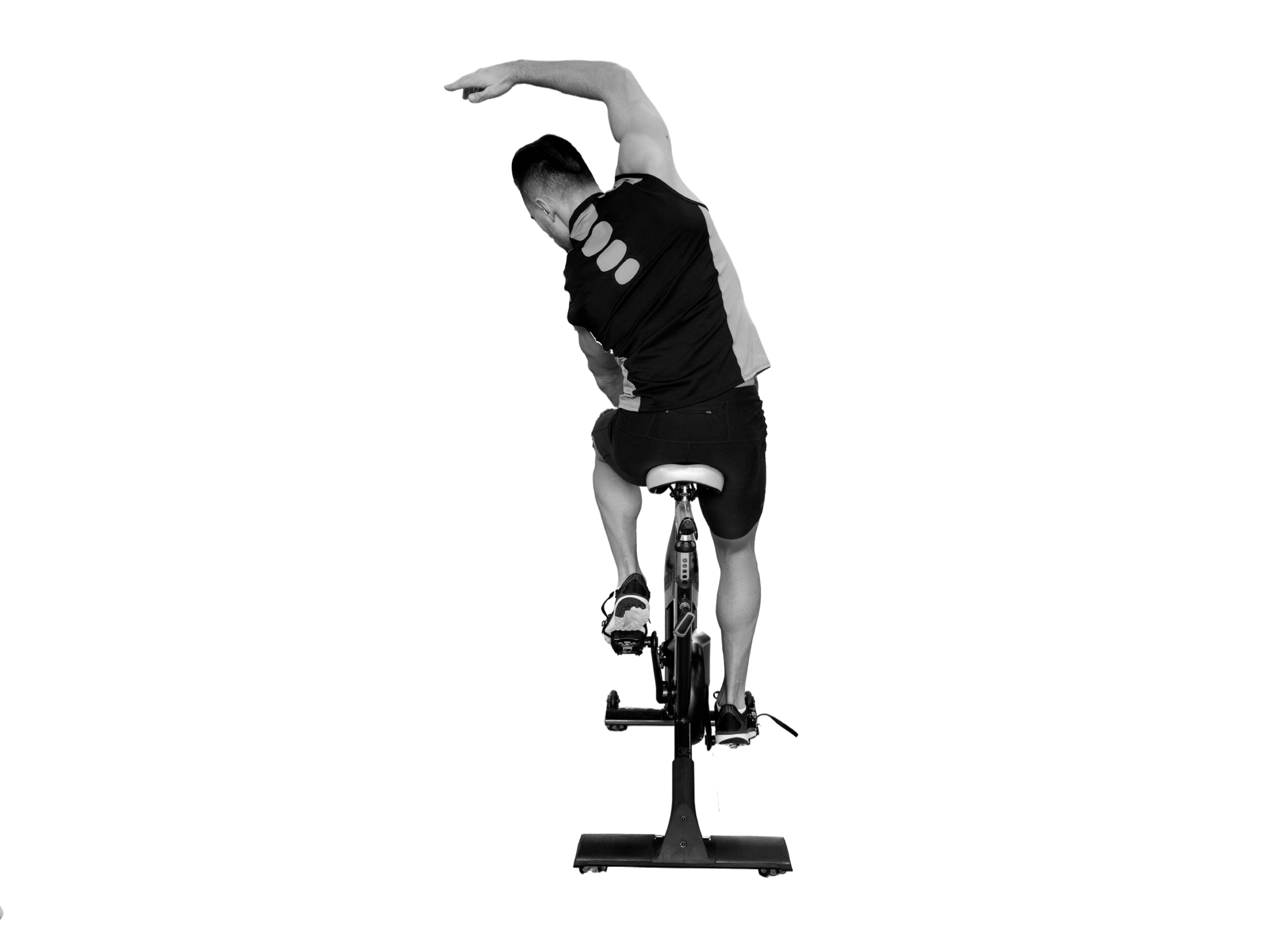 Hombre pedaleando en una bicicleta estática de última generación durante una sesión de Virtual Cycling en el gimnasio Duplex de Andorra la Vella.