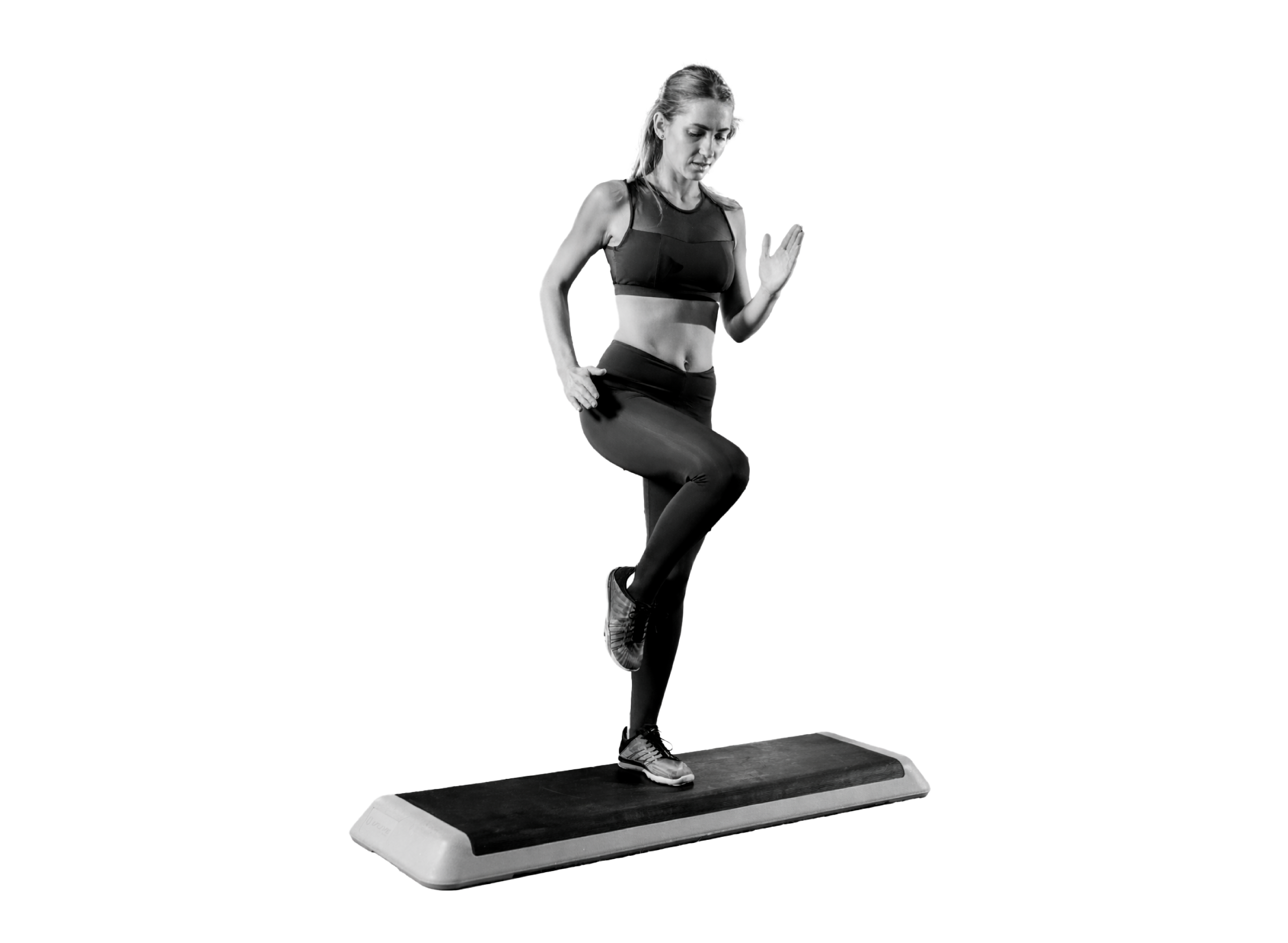 Mujer realizando ejercicios de coreografía y fuerza con un escalón aeróbico en una sesión de Tono Step en el gimnasio Duplex de Andorra la Vella.